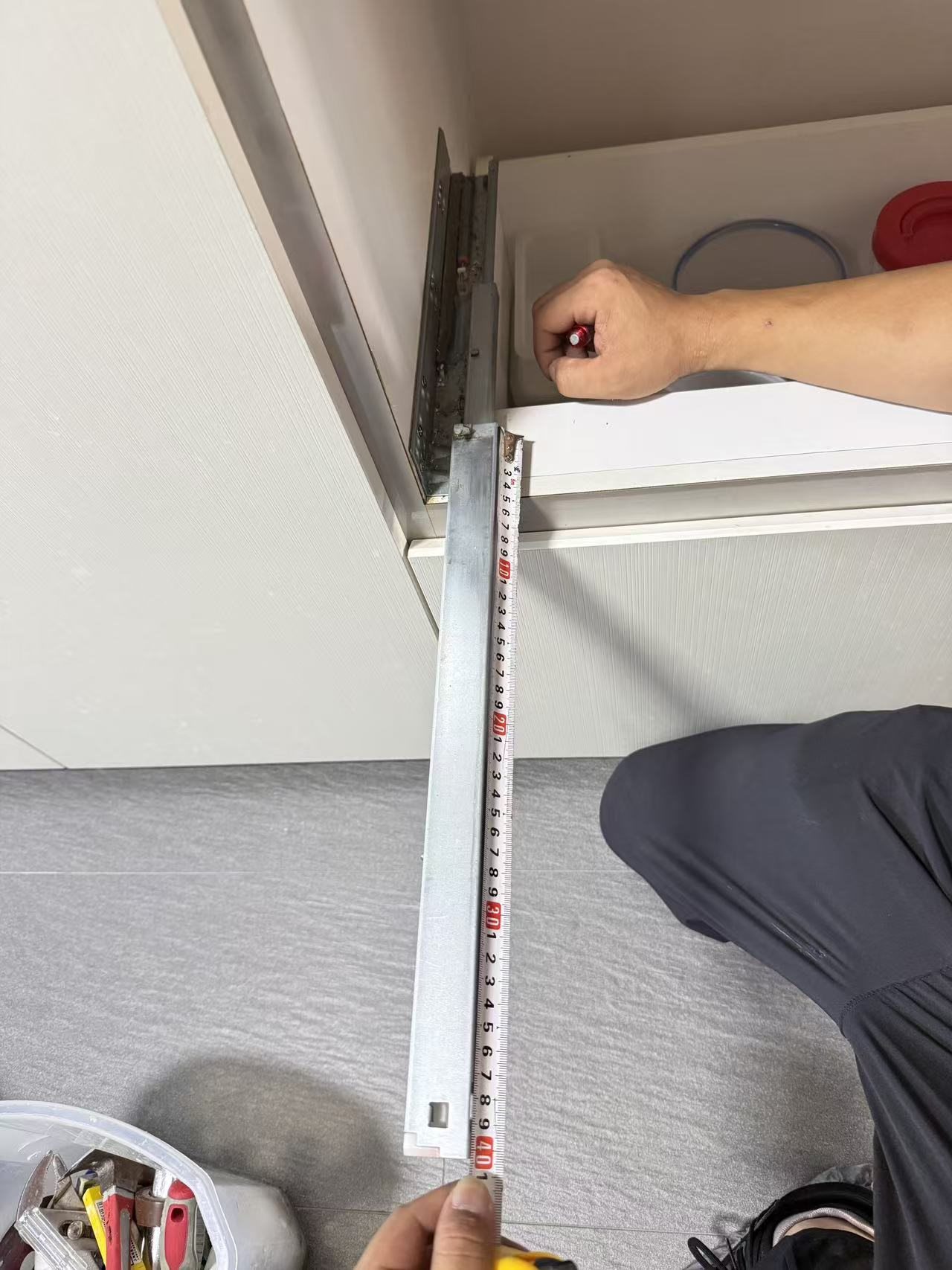 Accurate measurement during furniture fitting work